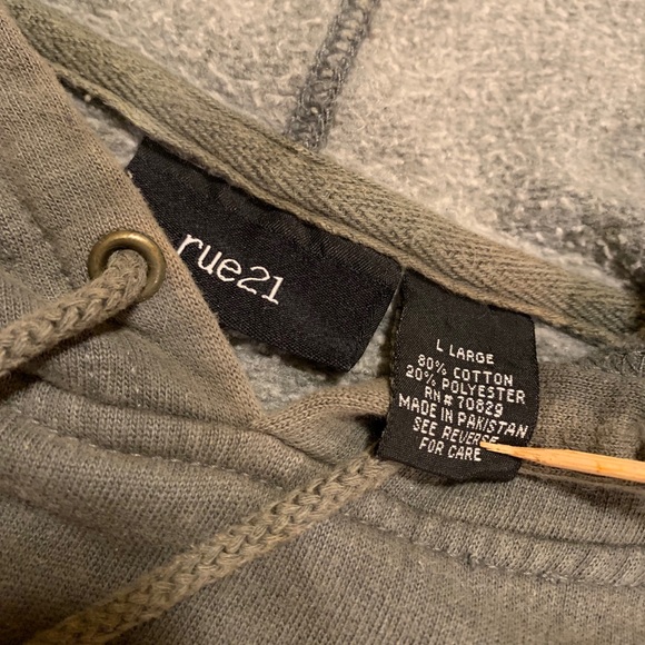 MEN’S FOOTBALL THEMED SWEATSHIRT. - Picture 4 of 16